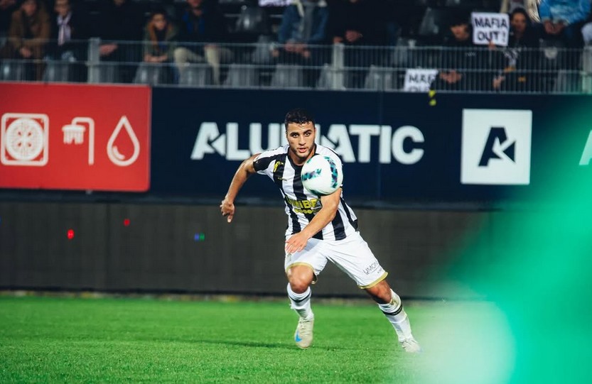 Lille, Francfort et plusieurs clubs européens en quête du milieu algérien Yacine Titraoui