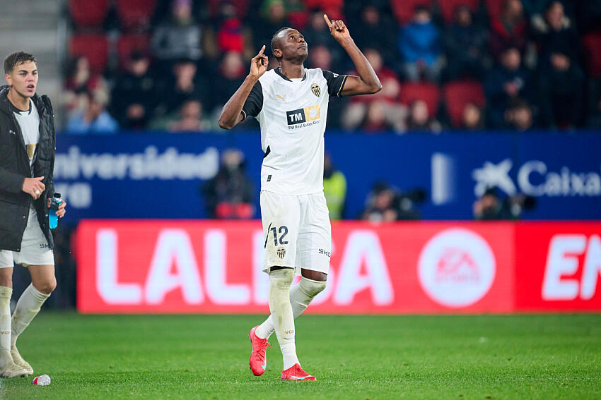 Umar Sadiq, l’attaquant nigérian de la Real Sociedad, en route vers Fulham pour £8.5M !