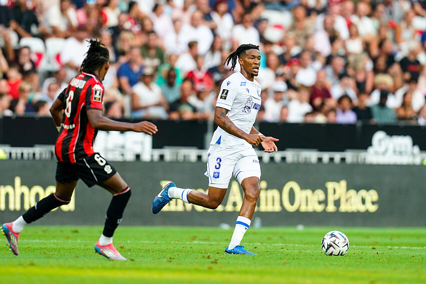 Gabriel Osho : Le défenseur nigérian en passe de rejoindre Cardiff City en Super League anglaise