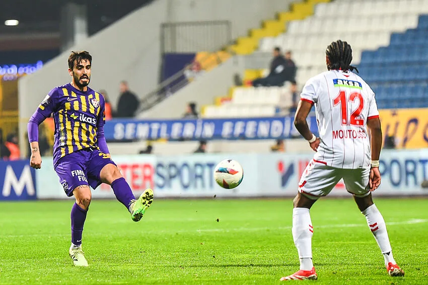 Samuel Moutoussamy signe officiellement à Atromitos : un nouveau chapitre pour le milieu africain en Grèce