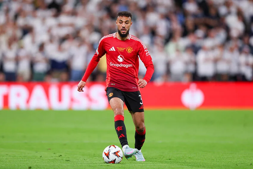 Mazraoui avant la CAN 2025 : « Le Maroc doit assumer la pression »