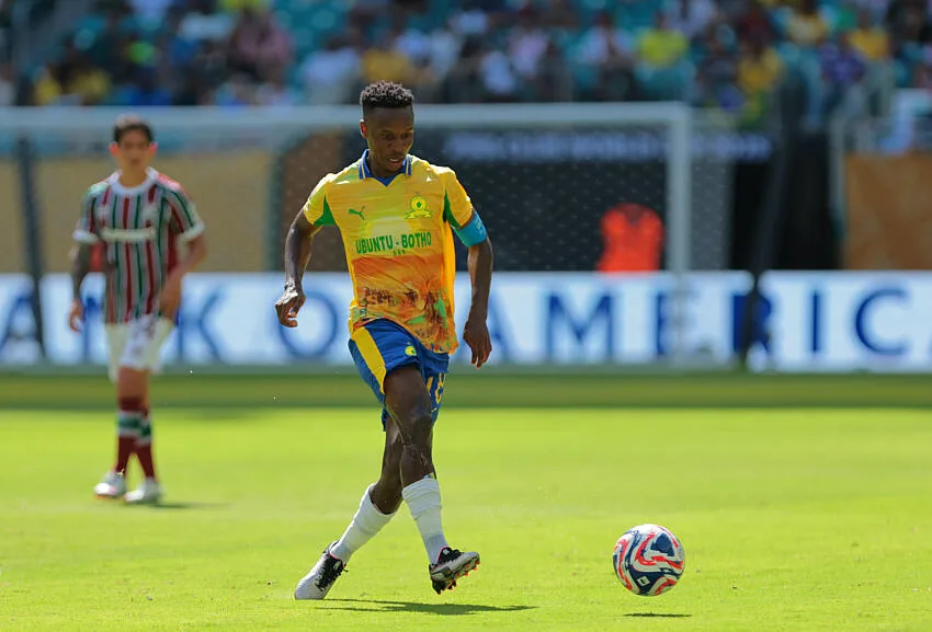 Mamelodi Sundowns : Un coup dur avec la blessure de leur milieu de terrain clé Themba Zwane