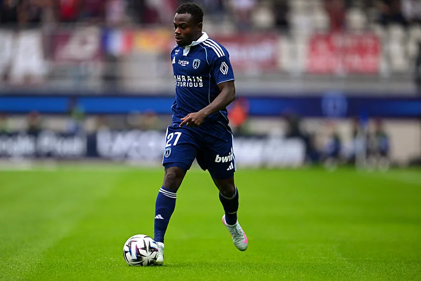 Paris FC s’offre Moses Simon : une arme offensive pour la saison 2025/2026