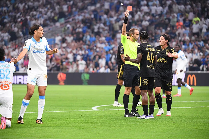 Double peine pour Lorient : pénalty et carton rouge contre Yongwa