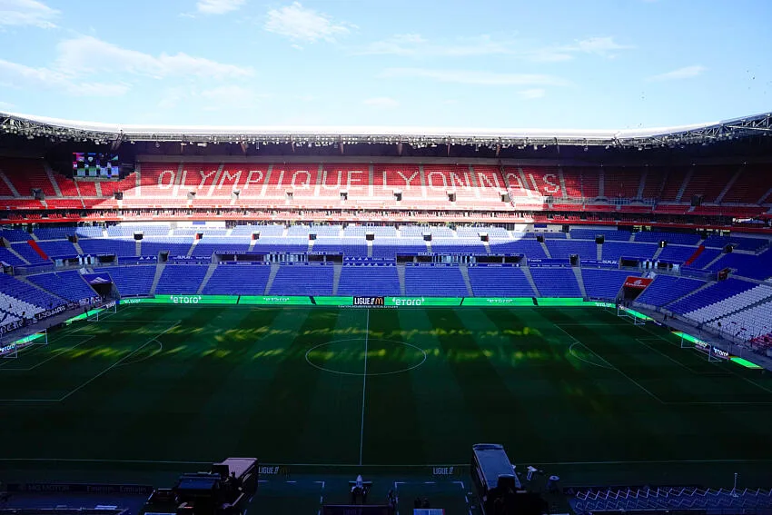 Ici, c’est la France : l’OL sanctionne lourdement deux supporters après le vol d’un drapeau algérien